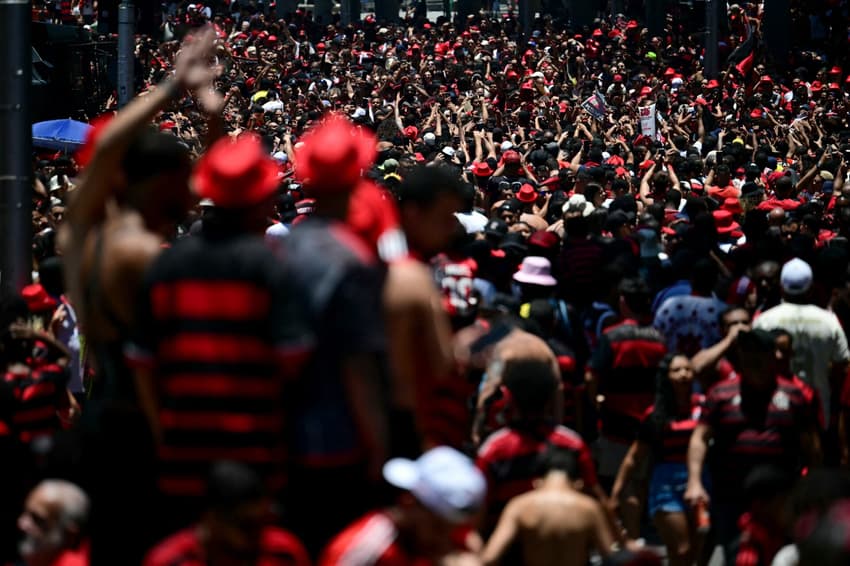 Torcida do Flamengo espera o time no Centro do Rio (Foto: Pablo PORCIUNCULA / AFP)