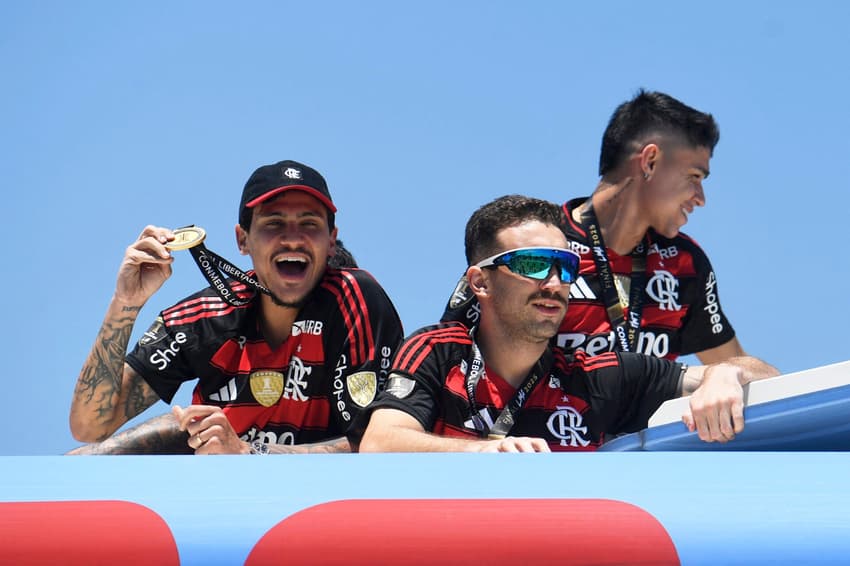 Jogadores do Flamengo no teto do ônibus (Foto: Daniel RAMALHO / AFP)
