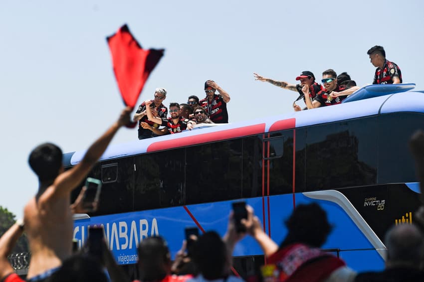 Jogadores do Flamengo saúdam os torcedores (Foto: Daniel RAMALHO / AFP)