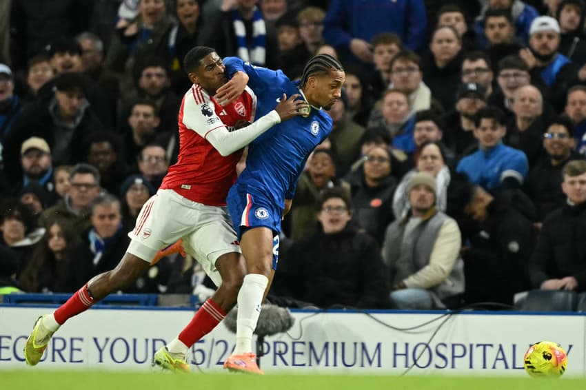 João Pedro disputa bola em Chelsea x Arsenal (Foto: JUSTIN TALLIS / AFP)