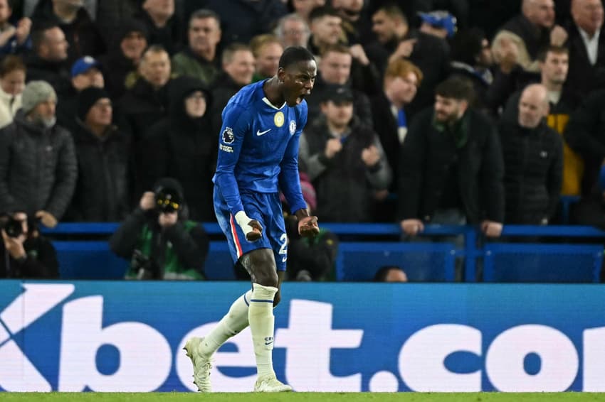 Chalobah comemora gol do Chelsea sobre o Arsenal (Foto: JUSTIN TALLIS / AFP)