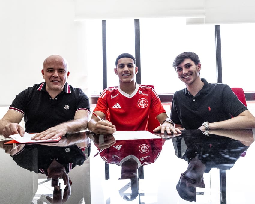Alexandre Pablo assinando contrato com o Internacional