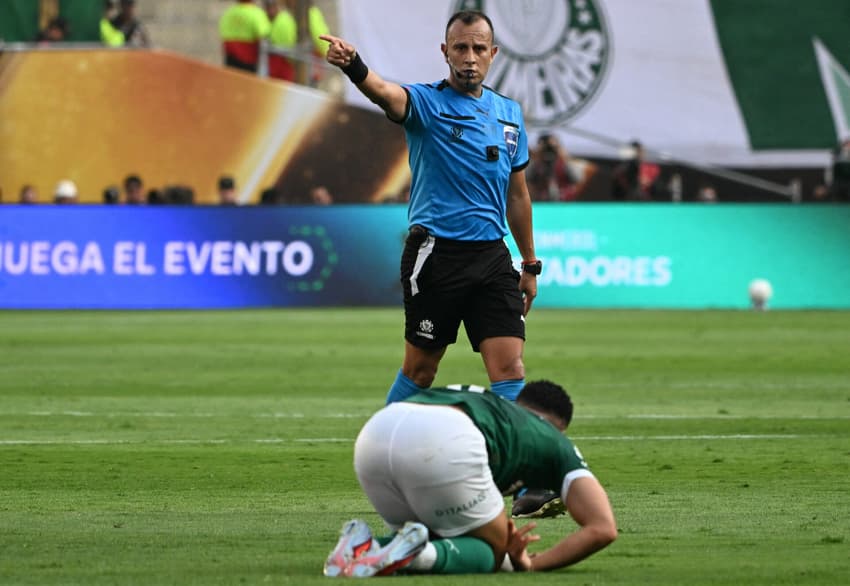 Argentino Dario Herrera apita a final da Libertadores entre Palmeiras e Flamengo (Foto: Luis Acosta/AFP)