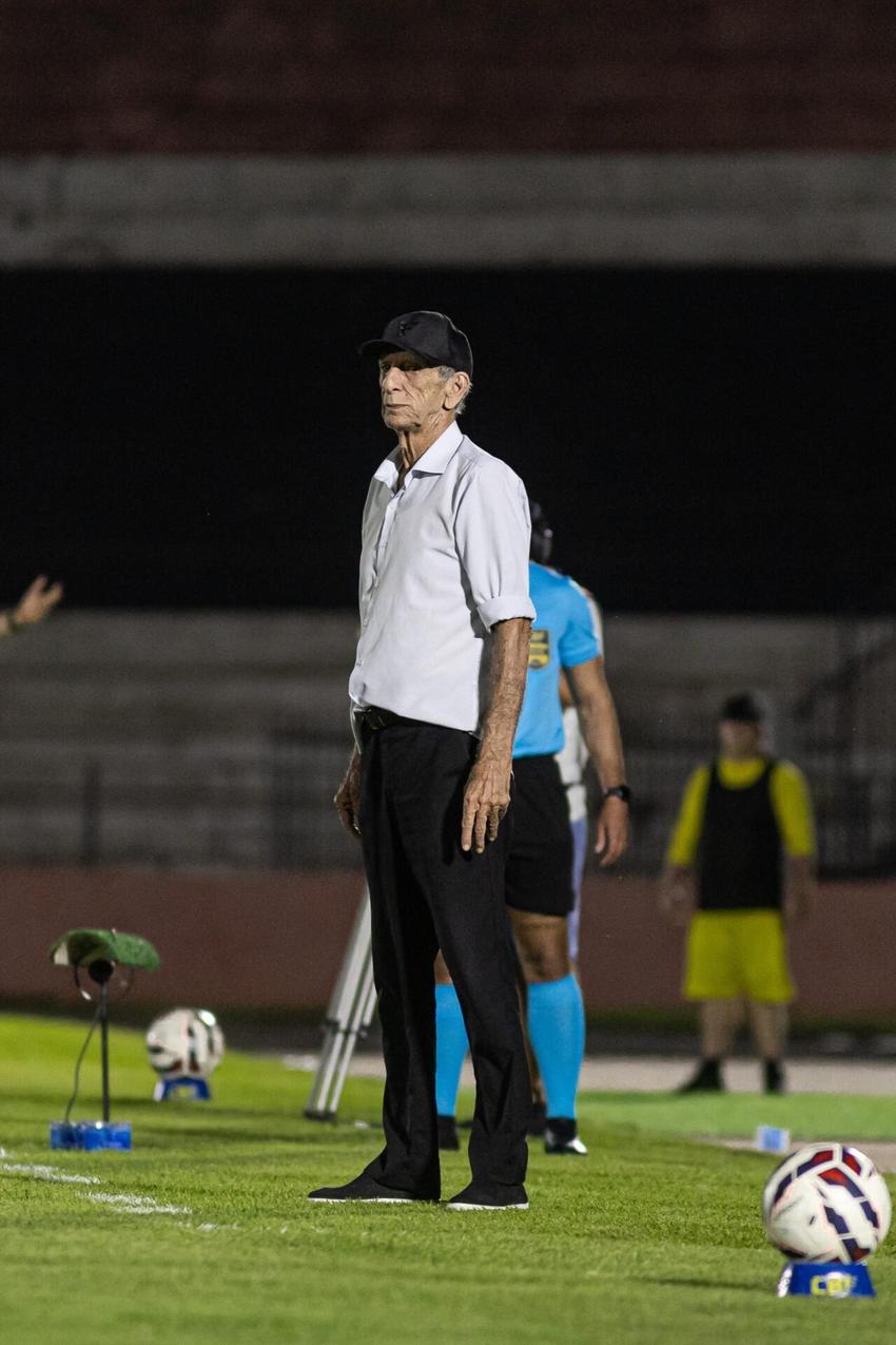 Aderbal Lana, técnico do Amazonas FC, em partida da Série B