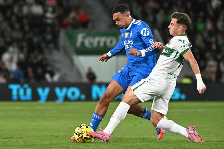 Alexander-Arnold em ação durante empate do Real Madrid contra o Elche (Foto: JOSE JORDAN / AFP)