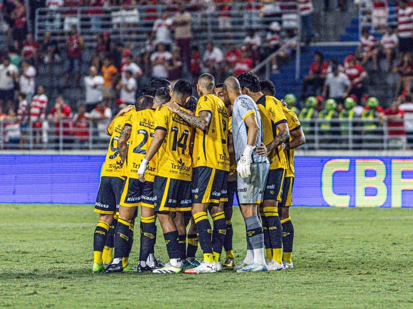 Jogadores do Amazonas se reúnem antes de jogo contra o CRB na Série B (Foto: Renato Alexandre / Agência F8 / Gazeta Press)