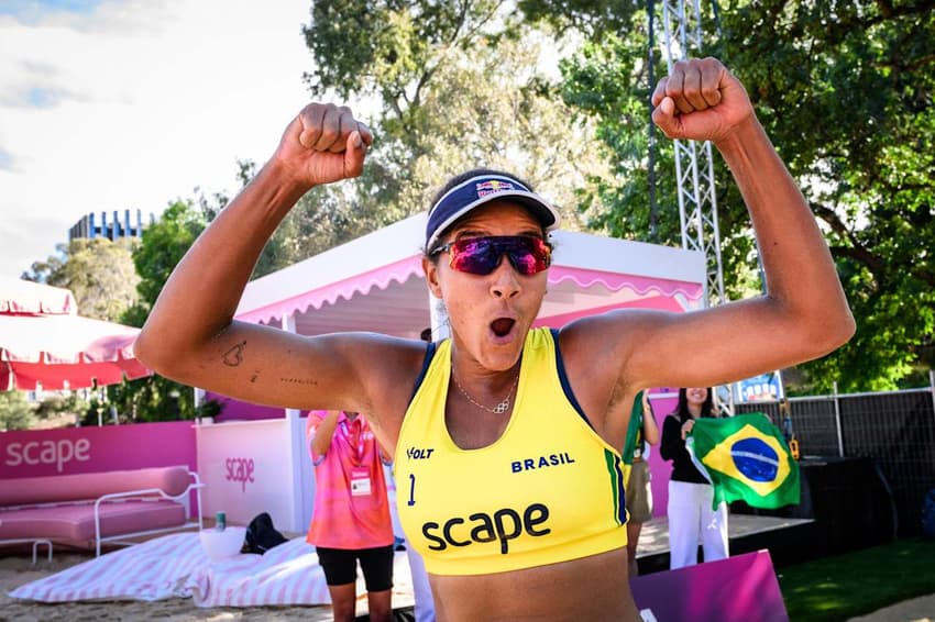 Ana Patrícia comemorando vitória sobre as porto-riquenhas no Mundial de Vôlei de Praia 2025 (Foto: Voleyball World)