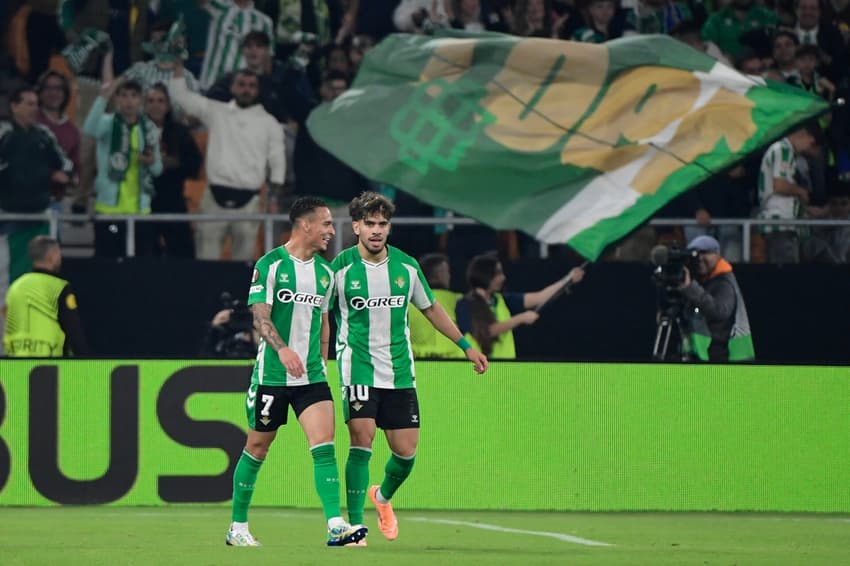 Antony comemorando com Ezzalzouli o gol marcado na Europa League (Foto: Cristina Quicler/AFP)