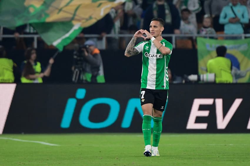 Antony comemorando gol marcado contra o Lyon (Foto: Cristina Quicler/AFP)