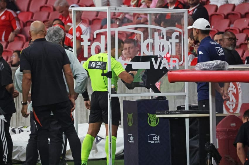 Arbitragem polêmica de Alex Gomes Stefano (Foto: MIGUEL NORONHA/AGENCIA ENQUADRAR)