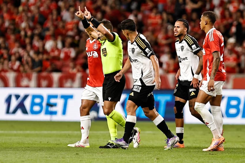 Alex Gomes Stefano, árbitro carioca durante Internacional x Atlético-MG (Foto: Roberto Vinícius/Agafoto/Gazeta Press)<br>