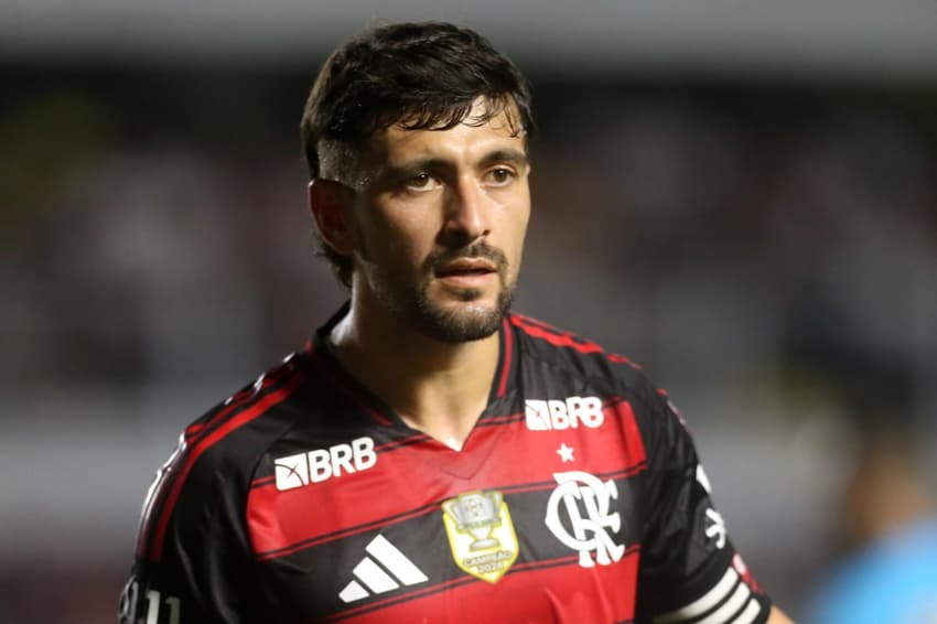 Capitão do Flamengo, Arrascaeta olha sério durante jogo contra o São Paulo (Foto: Guilherme Dionizio / Código19 / Gazeta Press)