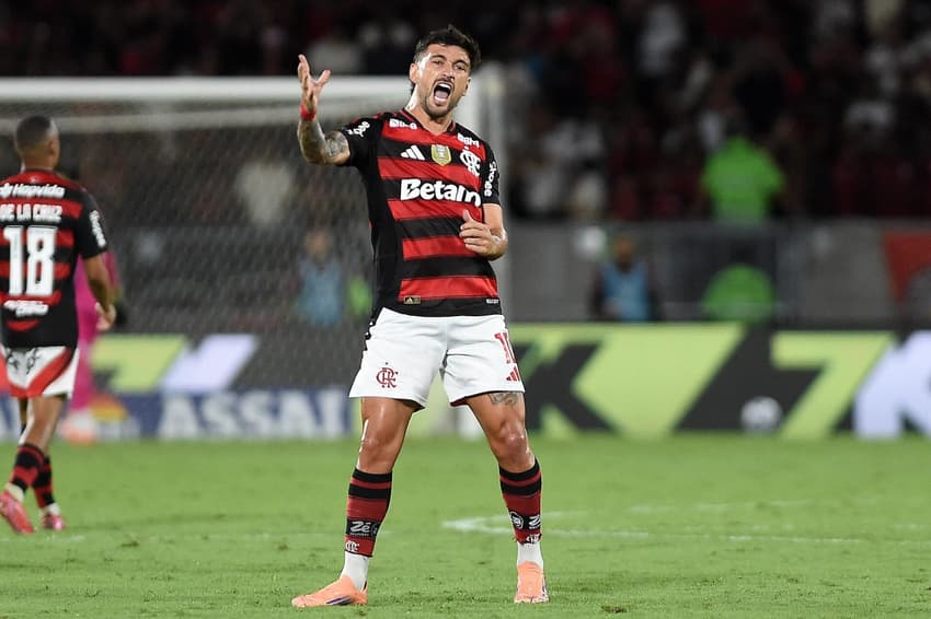 No último confronto entre Flamengo e Sport, Arrascaeta comemora golaço de falta (Foto: Alexandre Durão / Zimel Press / Gazeta Press)