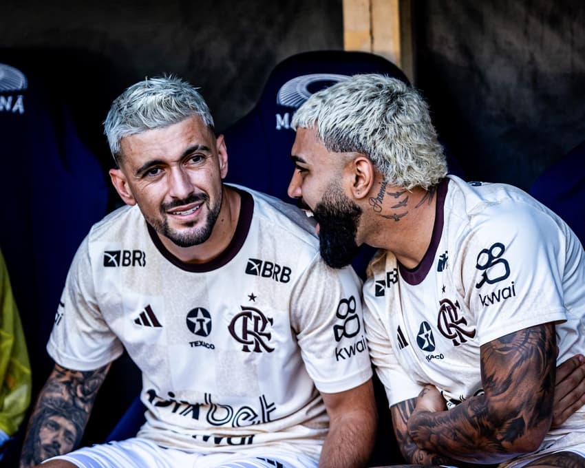 Arrascaeta e Gabigol sorriem lado a lado no banco de reservas de jogo do Flamengo no Maracanã (Foto: Matheus Sanches / MyPhoto Press / Gazeta Press)