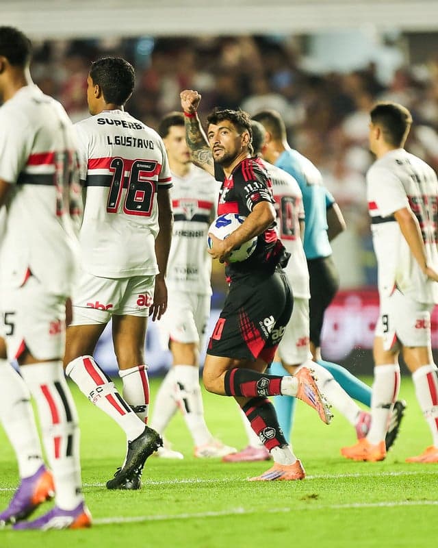 Arrascaeta em comemoração de gol em São Paulo x Flamengo, pelo Brasileirão (Foto: Gilvan de Souza/Flamengo)