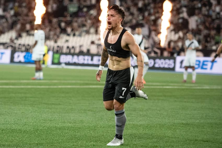 Artur tira a camisa ao comemorar gol do Botafogo contra o Vasco (Foto: Delmiro Junior / Photo Premium / Gazeta Press)