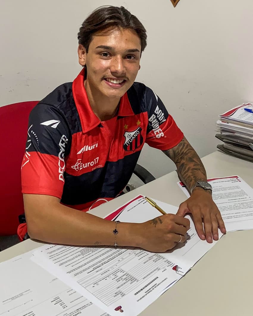 João Pedro Abreu, de 19 anos, assinou nesta semana o seu primeiro contrato profissional com o Ituano (Foto: Laura Mariano/V2MM)