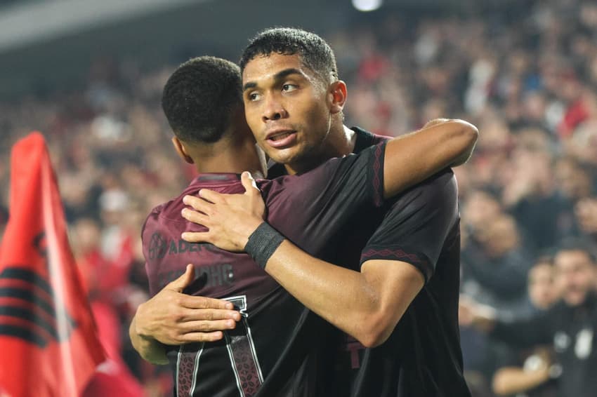 Julimar, jogador do Athletico-PR, comemora seu gol durante partida contra o Amazonas pela Série B (Foto: Robson Mafra / AGIF / Gazeta Press)