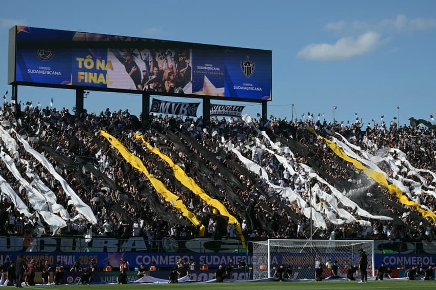 Torcida do Galo marca presença no Defensores del Chaco, em Assunção, na última final da Sul-Americana (Foto: Juan Mabromata / AFP)