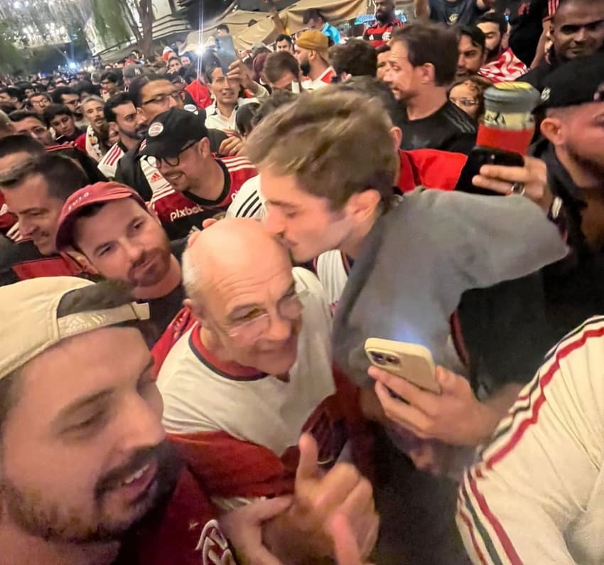 Bandeira de Melo recebe o carinho dos torcedores do Flamengo antes da final da Libertadores