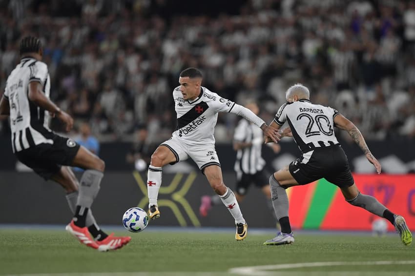 Barboza jogador do Botafogo disputa lance com Coutinho jogador do Vasco durante partida no estadio Engenhao pelo campeonato Copa Do Brasil 2025.