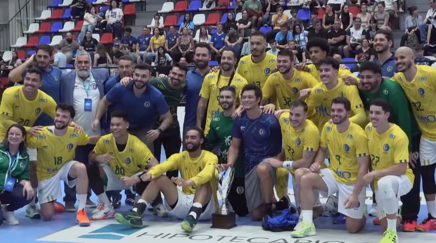 Brasil comemorando a vitória do Torneio Quatro Nações de Handebol (Foto: Reprodução/YouTube)