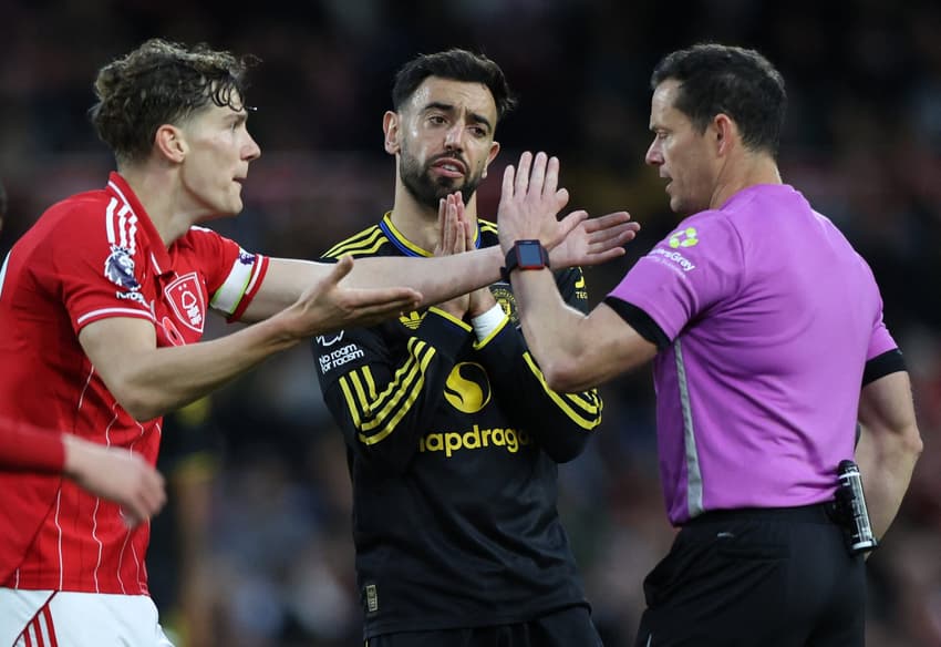 Bruno Fernandes e Yates discutem com arbitragem em Nottingham Forest x Manchester United, pela Premier League