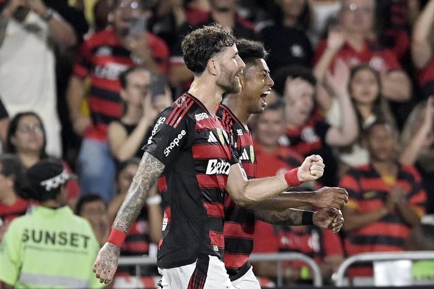 Bruno Henrique e Léo Pereira celebram vitória do Flamengo diante do Bragantino