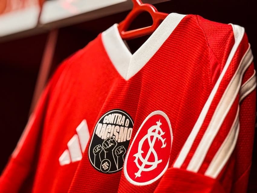 Patch de ação do Dia da Consciência Negra na camisa do Internacional