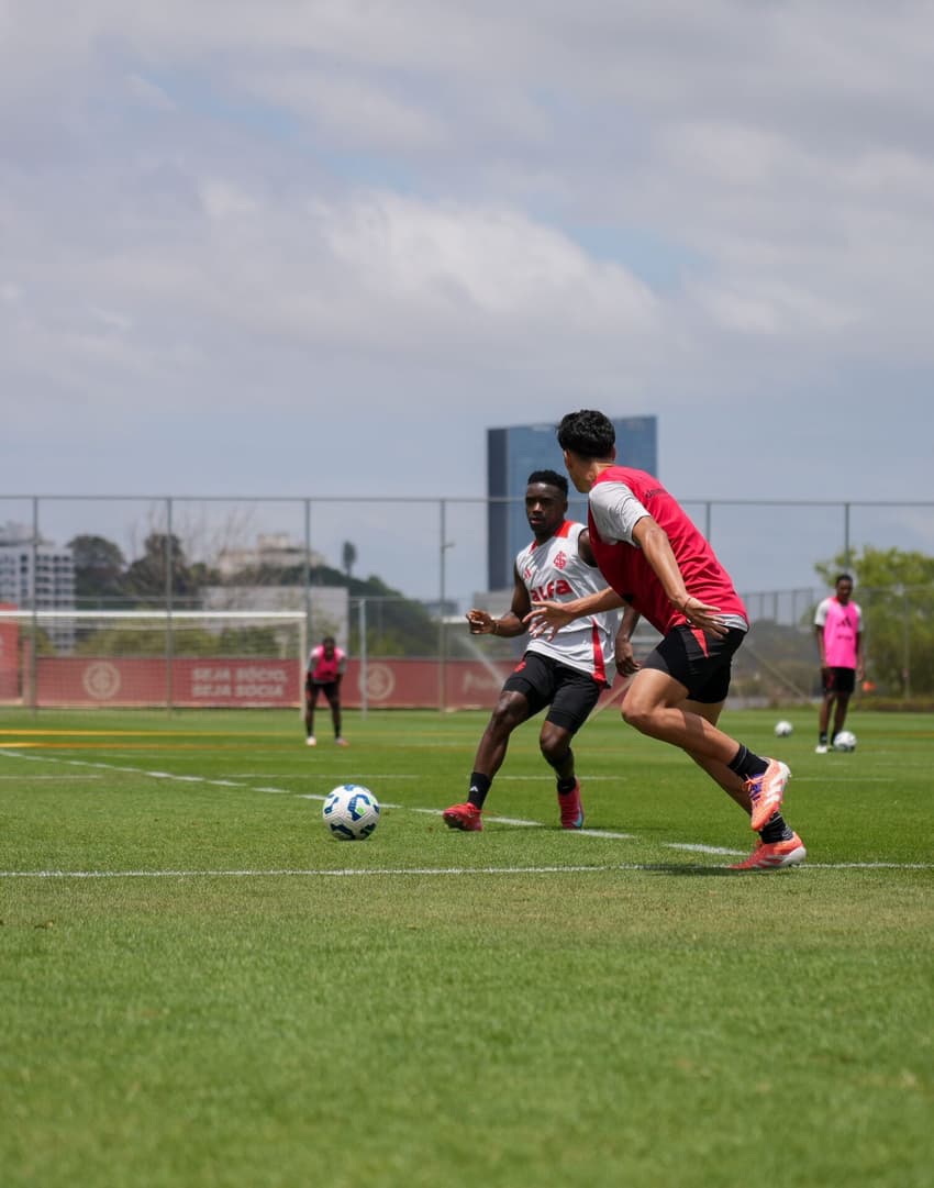 Carbonero, atacante do Internacional, em atividade no CT Parque Gigante (Foto: Ricardo Duarte/SC Internacional)