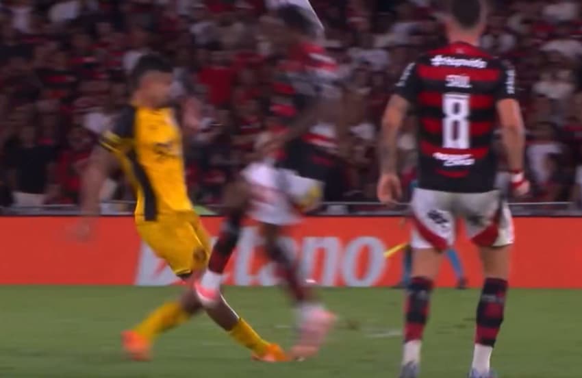 Evertton Araujo acerta a coxa de Ramon. (Foto: Reprodução/CBF)