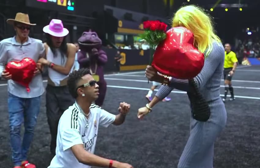 Vinicius Junior pedindo Virginia em casamento na Kings League (Foto: Reprodução)