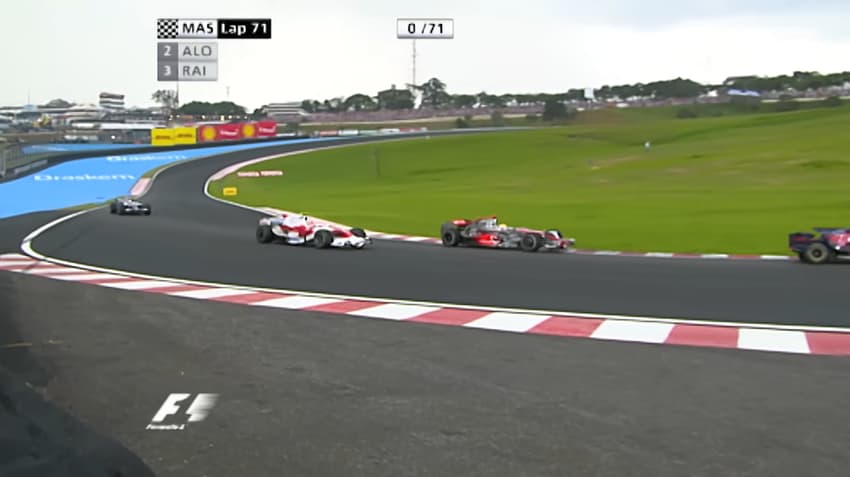 Lewis Hamilton ultrapassa Timo Glock e tira título de Felipe Massa em 2008 (Foto: reprodução / F1TV)