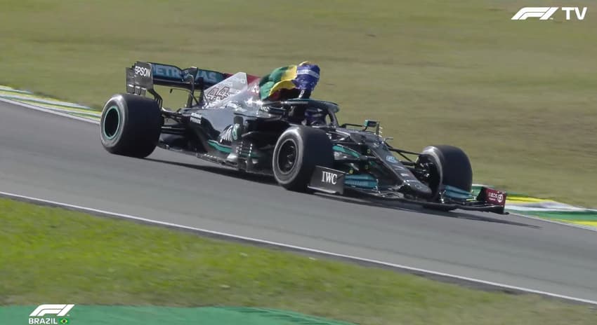Lewis Hamilton carrega a bandeira do Brasil no GP de São Paulo de 2021 (foto: reprodução / F1TV)