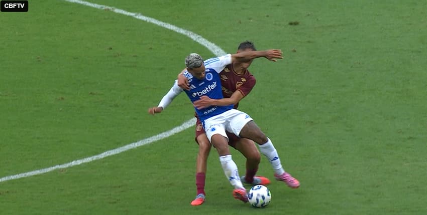 Lance de Matheus Pereira do Cruzeiro com Bernal do Fluminense (Foto: Reprodução CBFTV)