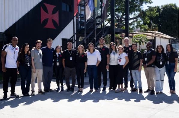 Funcionários do clube durante visita ao Colégio Vasco da Gama