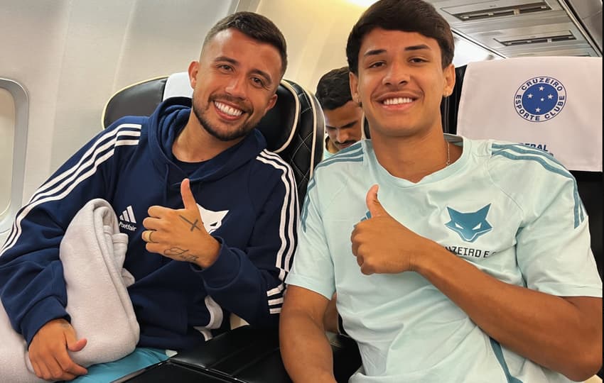 Matheus Henrique e Murilo Rhikman, em voo do Cruzeiro (Reprodução X/Cruzeiro)