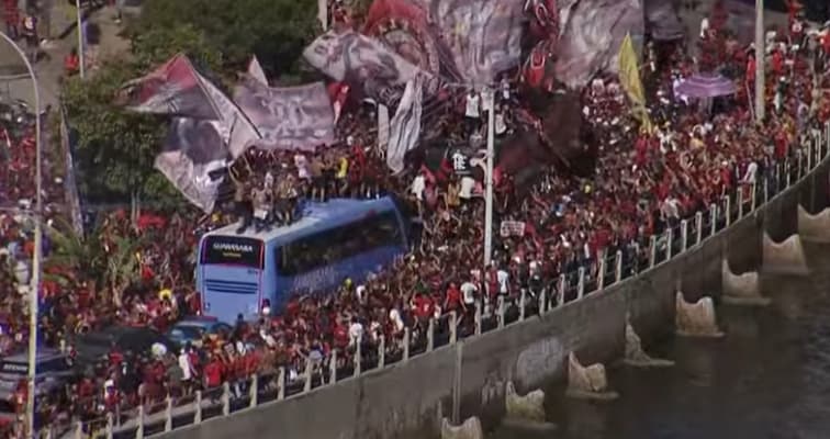 Torcedores do Flamengo sobem em cima do ônibus na chegada ao aeroporto (Foto: Reprodução / Ge TV)