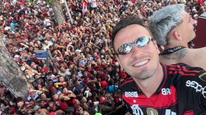 Saúl com torcedores do Flamengo na festa do título
