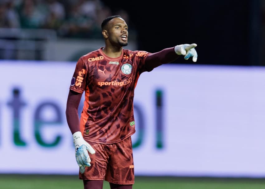 Carlos Miguel, jogador do Palmeiras em acao durante partida contra o Cruzeiro,