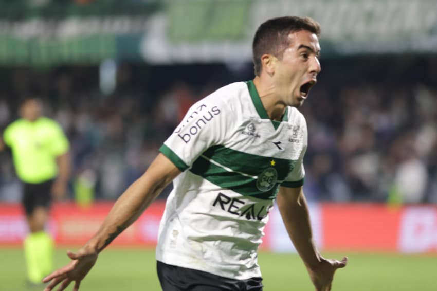 Carlos de Pena comemora gol para o Coritiba na Série B (Foto: João Heim / Zimel Press / Gazeta Press)