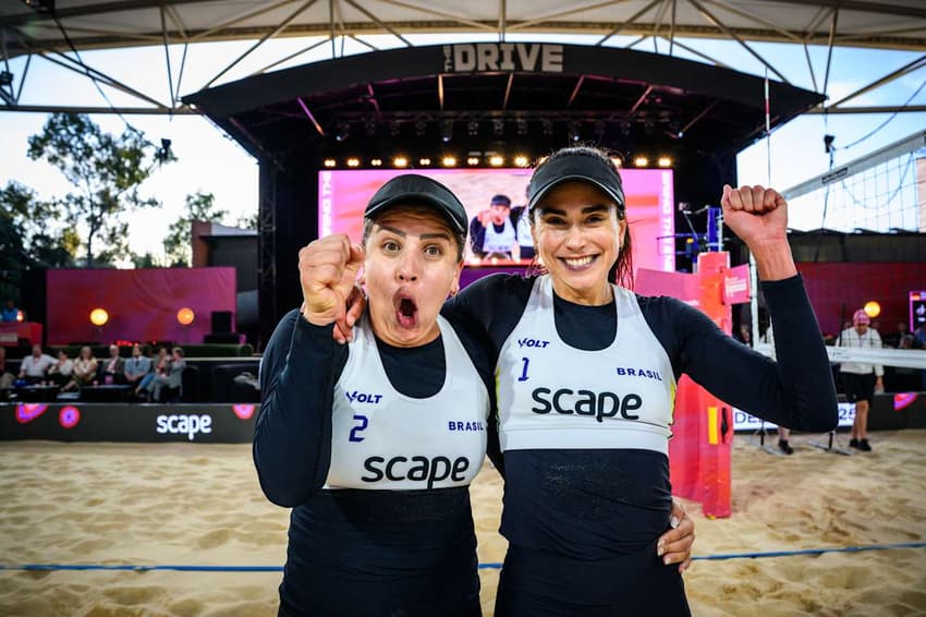 Carol e Rebecca nas quartas do Mundial de Vôlei de Praia 2025 (Foto: Volleyball World)