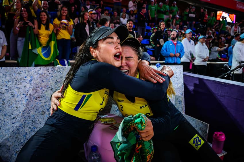 Carol e Rebecca nas semifinais do Mundial de Vôlei de Praia 2025 (Foto: Volleyball Word)