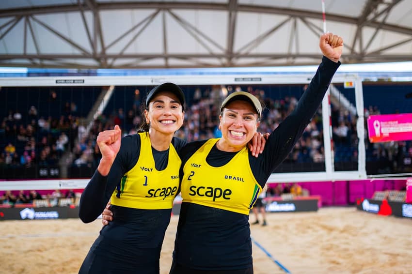 Carol e Rebecca no Mundial de Vôlei de Praia 2025 (Foto: Volleyball World)