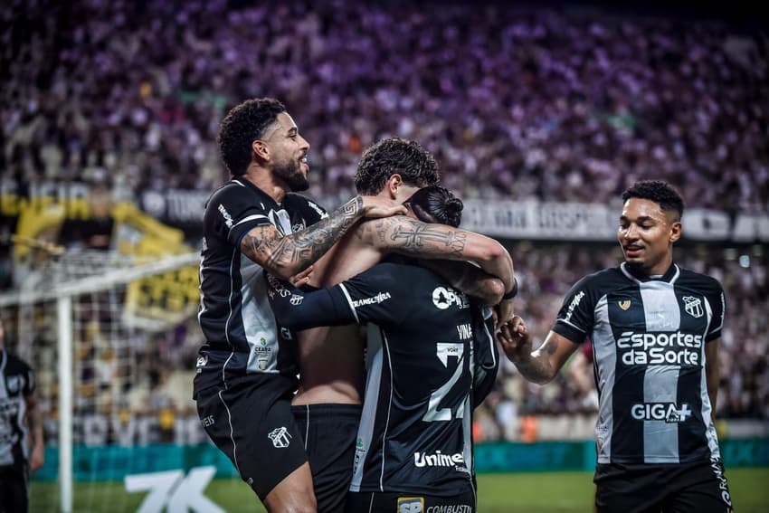 Jogadores do Ceará comemoram gol marcado contra o Fluminense (Foto: Thiago Juvencio / Photo Premium / Gazeta Press)