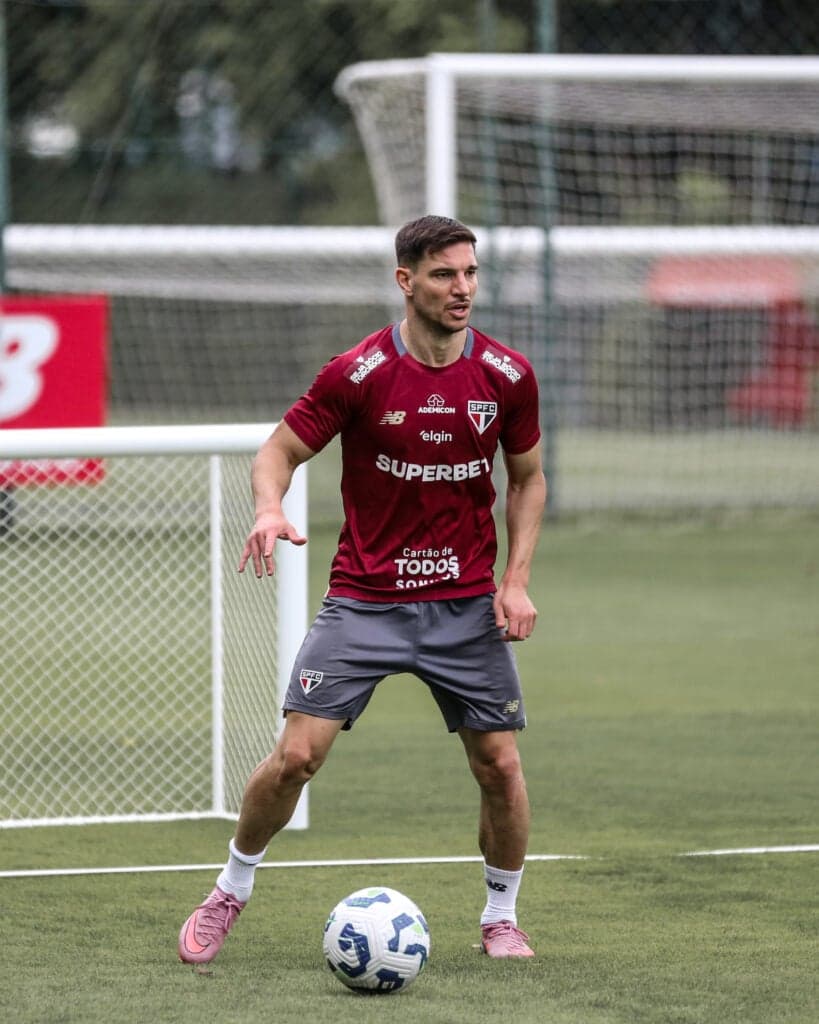 Cédric com a camisa do São Paulo