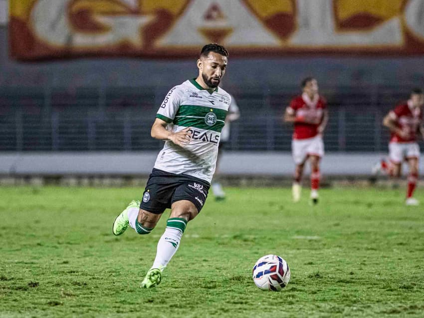 Clayson conduz a bola em jogo do Coritiba na Série B (Foto: Renato Alexandre / Agência F8 / Gazeta Press)