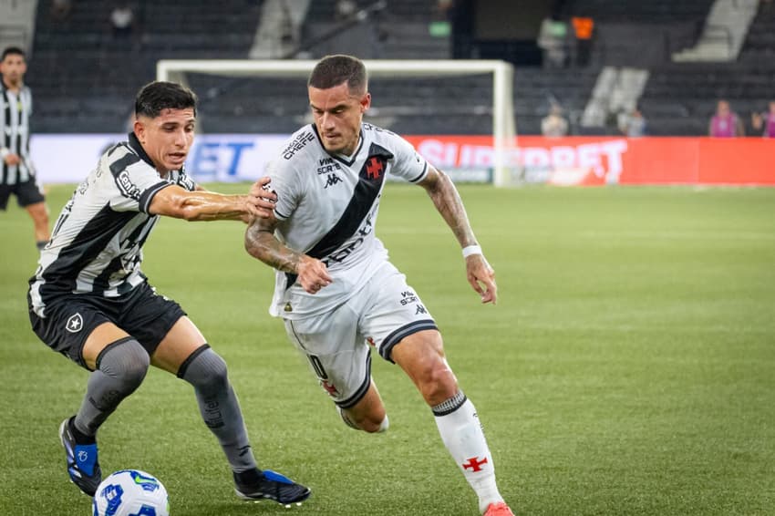 Coutinho conduz a bola em jogo contra o Botafogo, no qual Vasco foi derrotado por 3 a 0 (Foto: Affonso Andrade / Agência F8 / Gazeta Press)