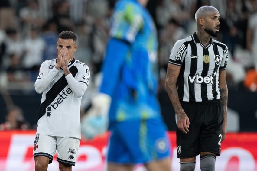 Coutinho jogador do Vasco lamenta durante partida contra o Botafogo