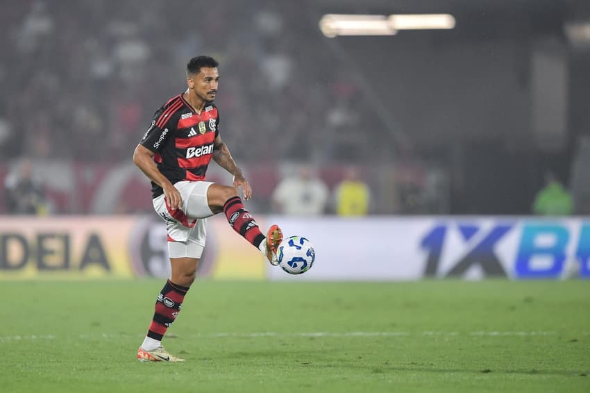 Danilo em campo pelo Flamengo contra o Sport no Brasileirão